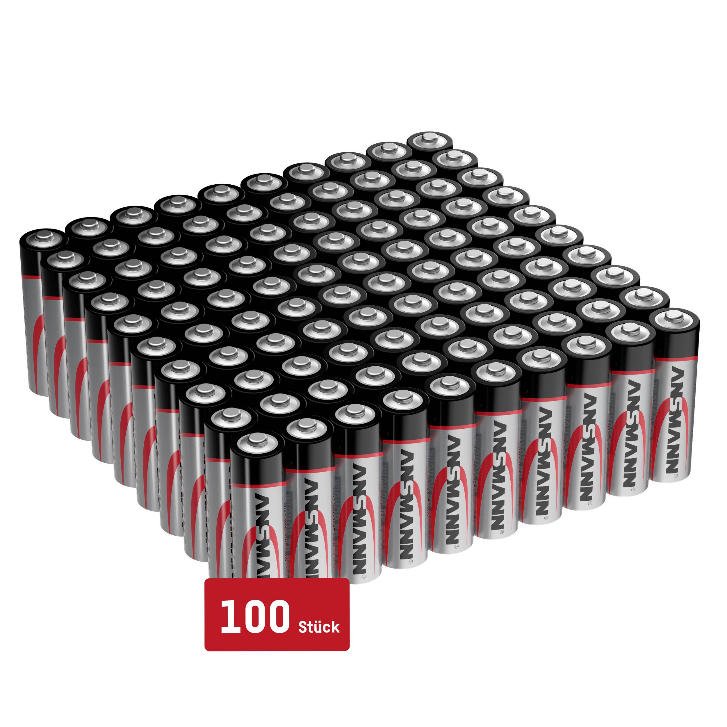 '100 pile AA in una pila ordinata.'
