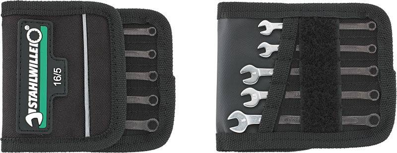 Un set di cinque chiavi a forchetta in una borsa nera pieghevole di STAHLWILLE, aperta da un chiusura a velcro che ne mostra il contenuto.