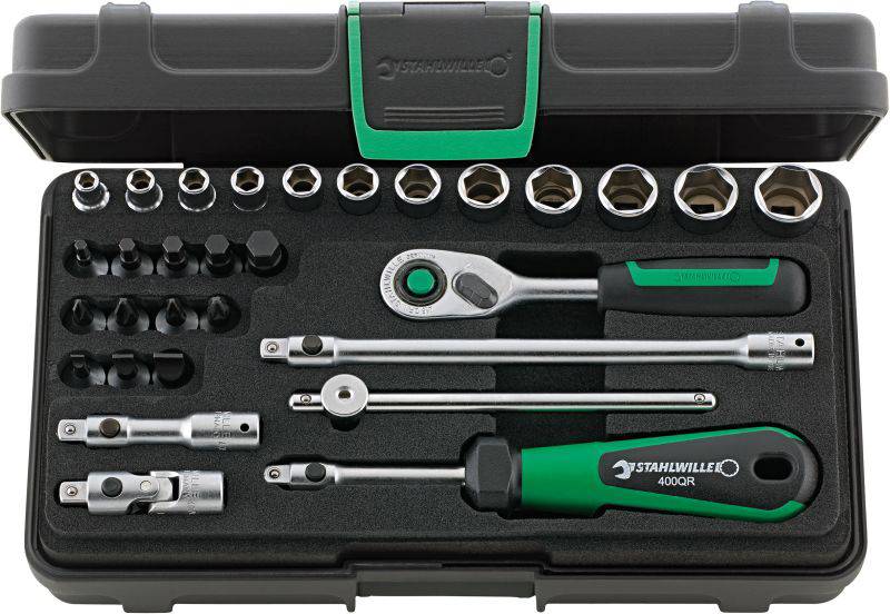 Set di chiavi a cricchetto in scatola nera con decorazione verde. Contiene cricchetto, prolunga, bussole e accessori.