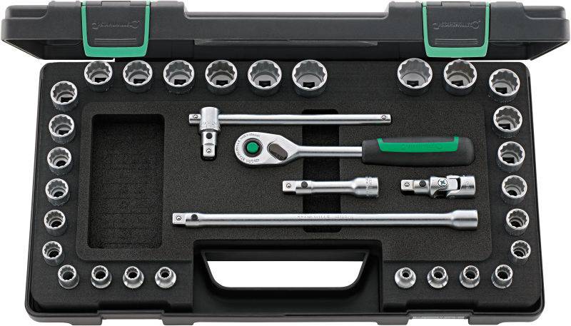 Un set di attrezzi con vari chiavi a bussola e cricchetti sistemati in scomparti ordinati, prevalentemente in nero e verde.