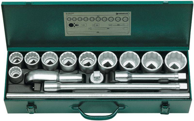 Un set di chiavi a bussola in un contenitore metallico verde aperto. Contiene dadi e prolunga di varie dimensioni.