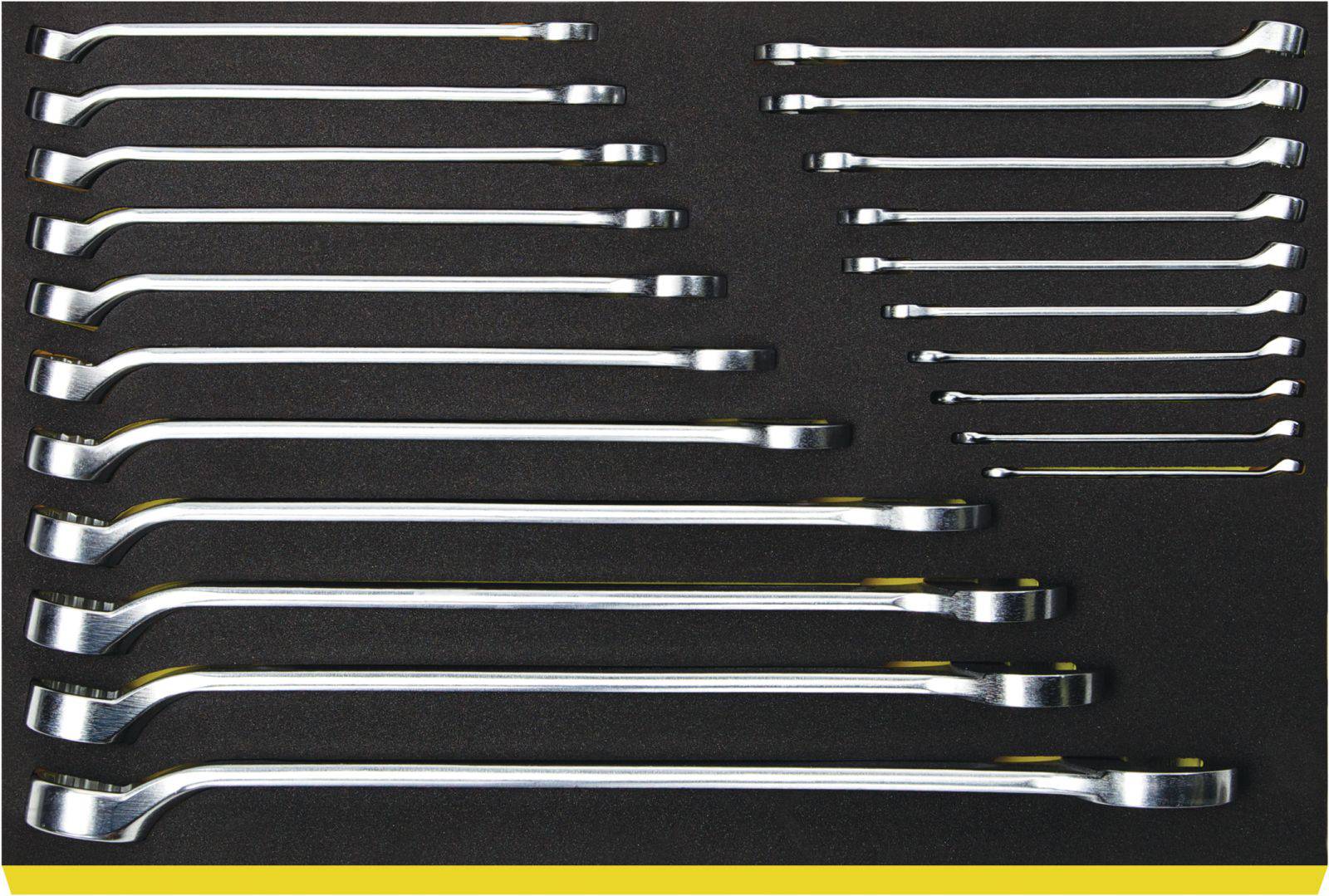 Varie dimensioni di chiavi inglesi cromate sono disposte uniformemente su uno sfondo nero.