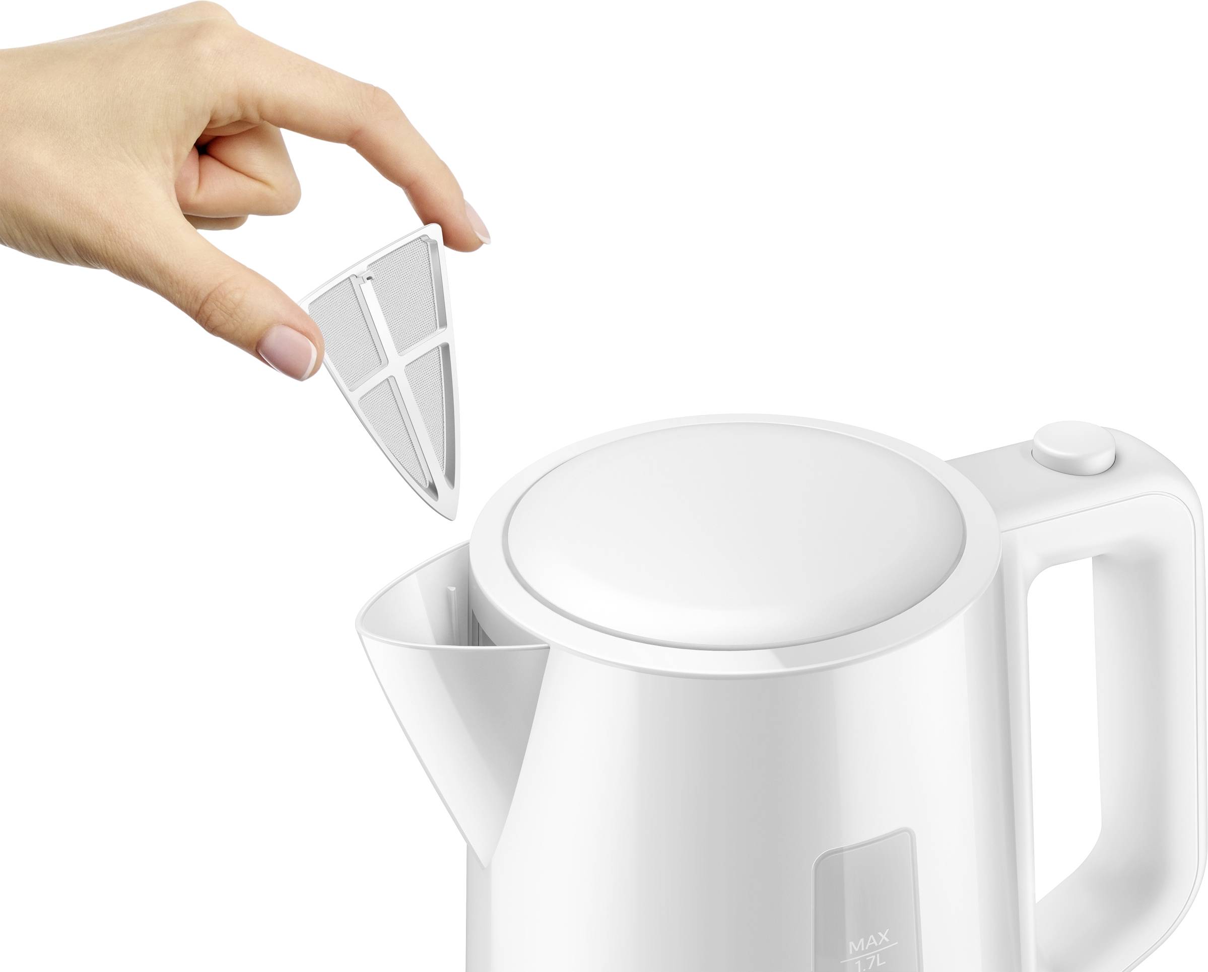 Una mano estrae un filtro anticalcare da un bollitore bianco. Il coperchio del bollitore è chiuso.