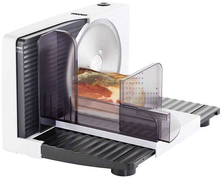 Macchina elettrica per affettare con lama in metallo che taglia un pezzo di carne. Adatta per fette precise e uniformi.