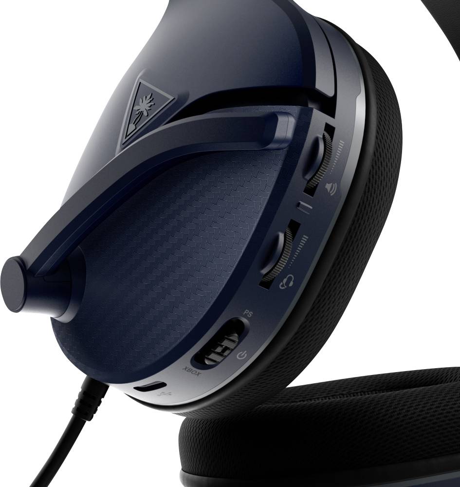 Un paio di cuffie da gaming blu scuro con microfono. Il cavo di connessione e diversi pulsanti di controllo sono visibili.