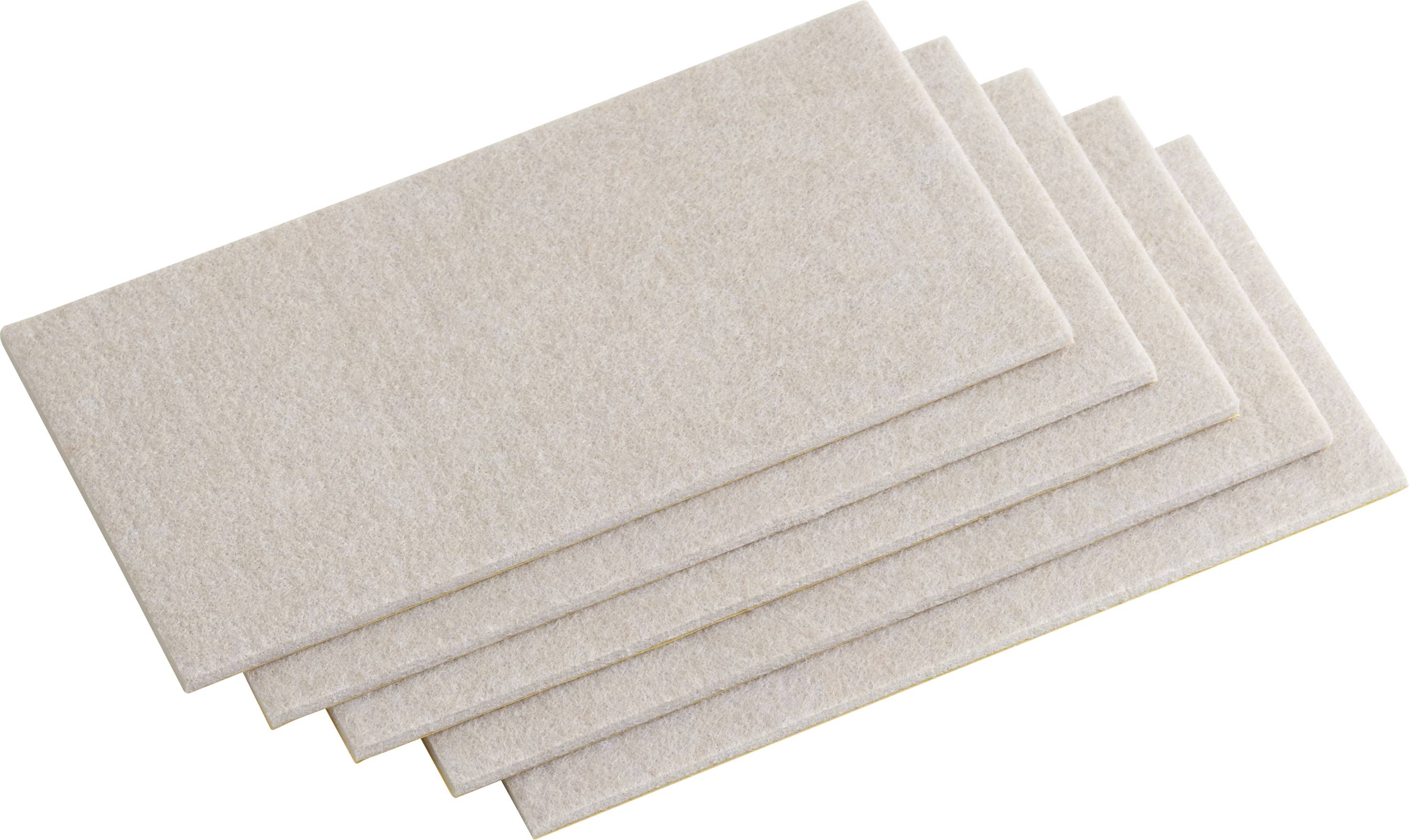 Quattro sottobicchieri rettangolari in feltro color crema, leggermente sfalsati, su sfondo bianco. Adatti per proteggere le superfici.
