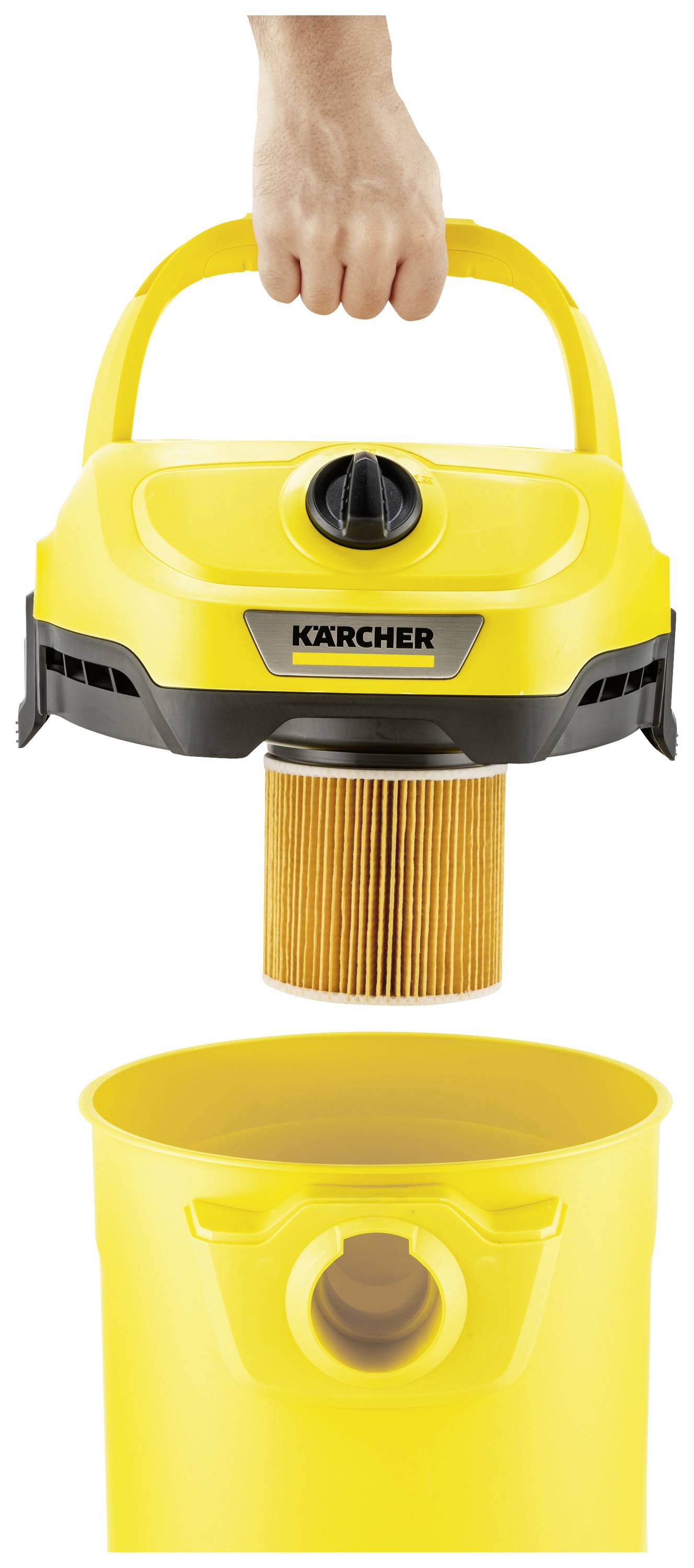 Una mano solleva il coperchio di un aspirapolvere giallo per rendere accessibile il filtro. Sotto di esso si trova un contenitore vuoto.