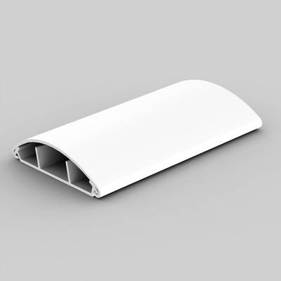 Un pezzo di plastica bianco e curvo con camere cave, poggia su una superficie grigia.