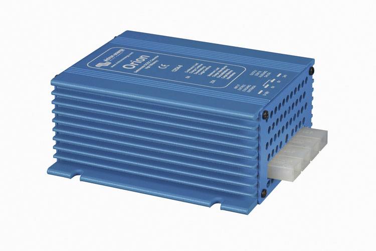 Un dispositivo elettronico blu con la scritta 'Orion'. Ha fessure di ventilazione e connettori. Probabilmente serve per la conversione di tensione.