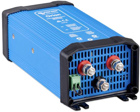 Un trasformatore di tensione elettrico blu con più connessioni, tra cui due morsetti rossi e un connettore verde.