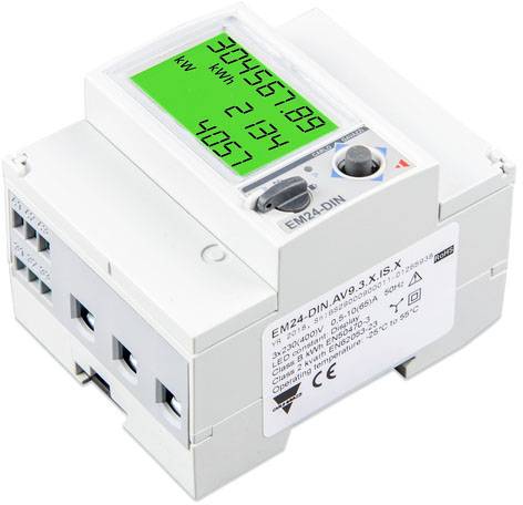 Contatore di energia EM24-DIN con display digitale che mostra 'KEY 2 GESCHUE'. Mostra l'attuale consumo in kW e kWh. Involucro bianco.