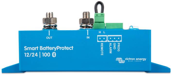 Un dispositivo blu 'Smart BatteryProtect' di Victron Energy per la protezione della batteria, con connessioni visibili per uscite, allarme e telecomando.