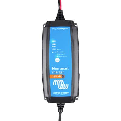 Un caricabatterie blu, impermeabile, di Victron Energy con la scritta 'blue smart charger 12V 4A'.