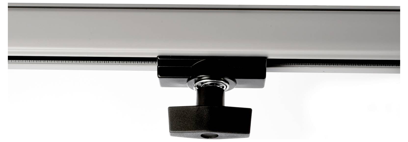 Primo piano di un faretto nero su binario a soffitto.