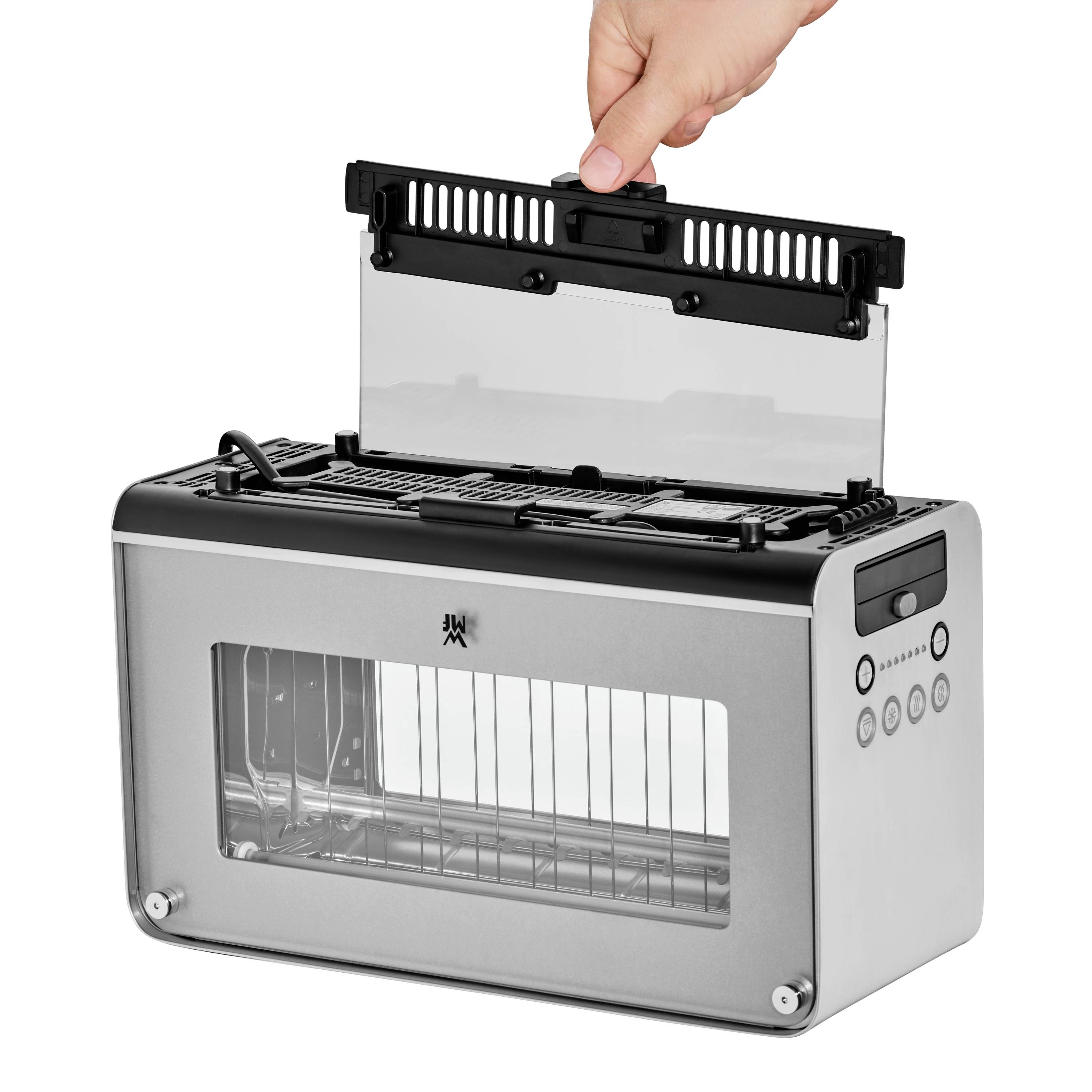 Una mano tira fuori il cassetto raccogli-briciole di un tostapane elettrico argentato. Il tostapane ha una finestra trasparente.