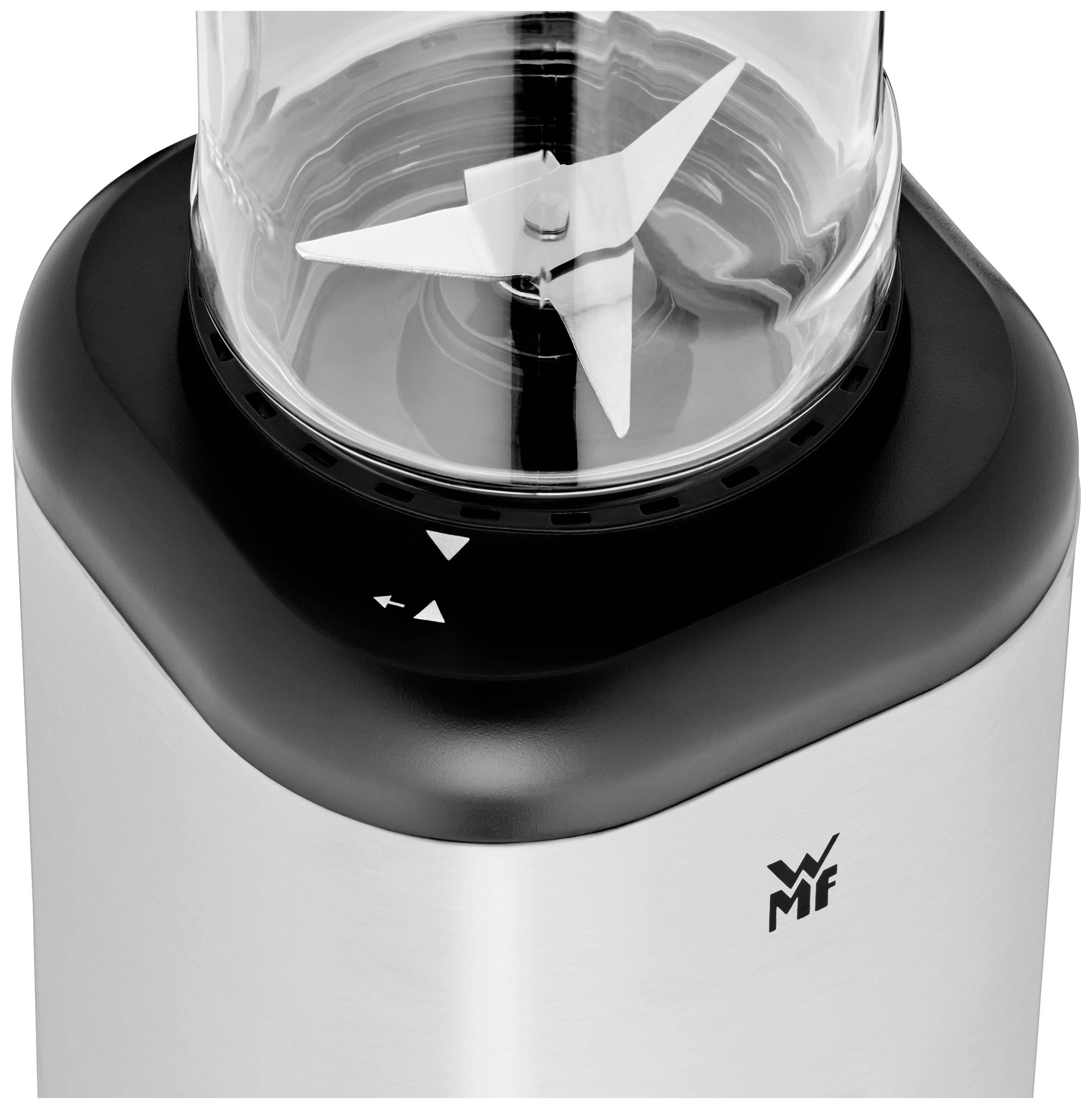 Frullatore argentato con base nera e caraffa trasparente. Lame in acciaio inox visibili. Logo del marchio sul lato anteriore.