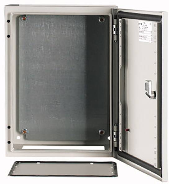 Un quadro elettrico aperto con interno in metallo e porta aperta. Adatto per installazioni elettriche in ambienti diversi.