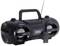 Registratore radio nero con lettore cassette integrato, altoparlanti e alimentatore staccabile. Include un display e un telecomando.