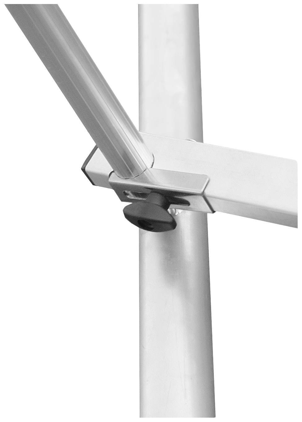 Primo piano di un giunto articolato metallico. Un pomello nero è visibile, che collega due tubi argentati.