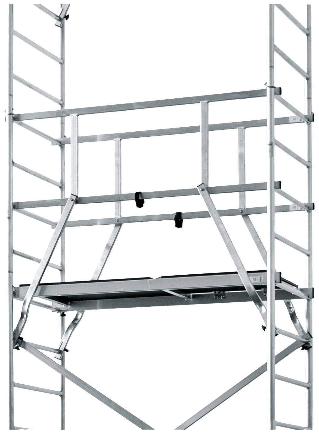 Un ponteggio argentato con piattaforma e ringhiera di sicurezza. Il ponteggio ha scale su entrambi i lati. Ideale per lavori edili.