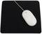 Un mouse bianco è posizionato su un tappetino per mouse nero.