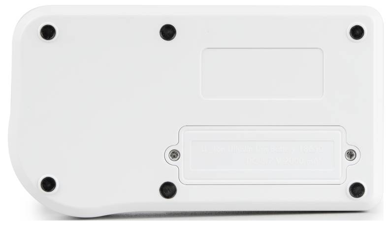 Il retro di un dispositivo elettronico bianco con viti agli angoli e uno scomparto rettangolare al centro.