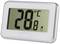 Termometro digitale mostra '20,8°C'. Involucro rettangolare con display ampio.