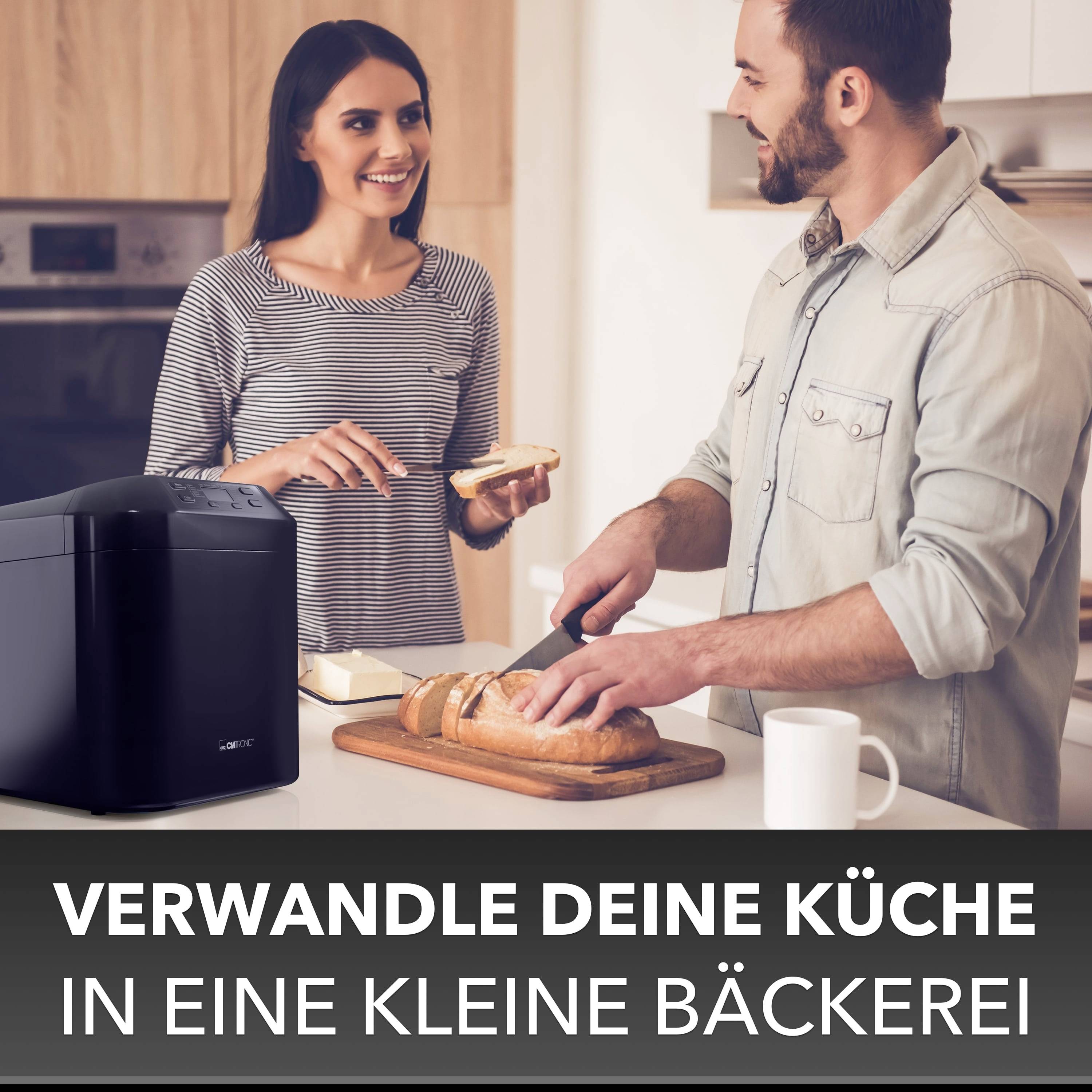 Persone che tagliano il pane e sorridono in una cucina. Scritta: 'Trasforma la tua cucina in una piccola panetteria'.