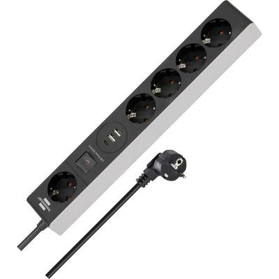 Ciabatta nera con cinque prese europee, due porte USB e interruttore di accensione, mostrata con spina e cavo collegati.