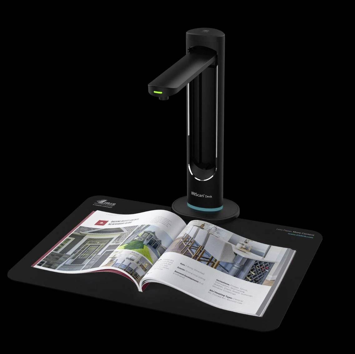 Un libro viene aperto sotto uno scanner per essere digitalizzato. Lo scanner è posizionato dall'alto sulle pagine del libro.