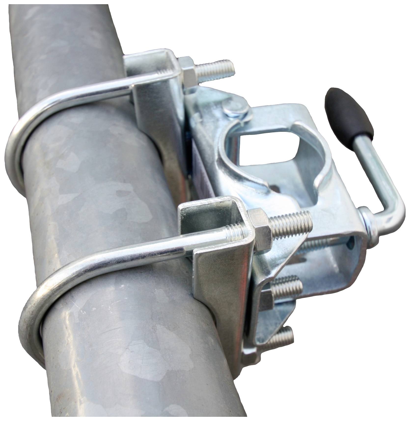 Supporto staffa per antenna metallico fissato a un tubo tondo, consente un montaggio e una regolazione stabili dei dispositivi.