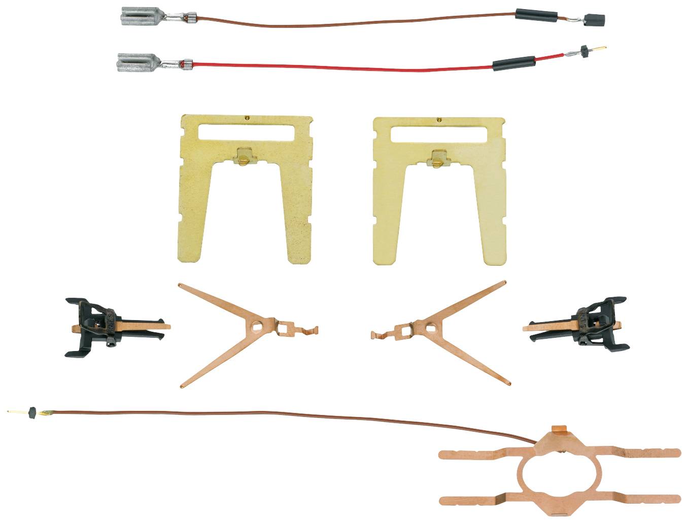 Un set di componenti elettronici di contatto: Due supporti dorati, due clip nere, due guide in rame incrociate, cavi collegati.