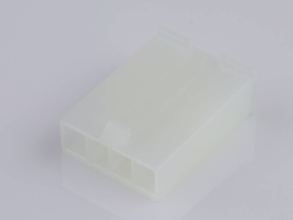 Un connettore bianco in plastica con quattro attacchi rettangolari, tipico per connessioni elettriche in computer e dispositivi elettronici.