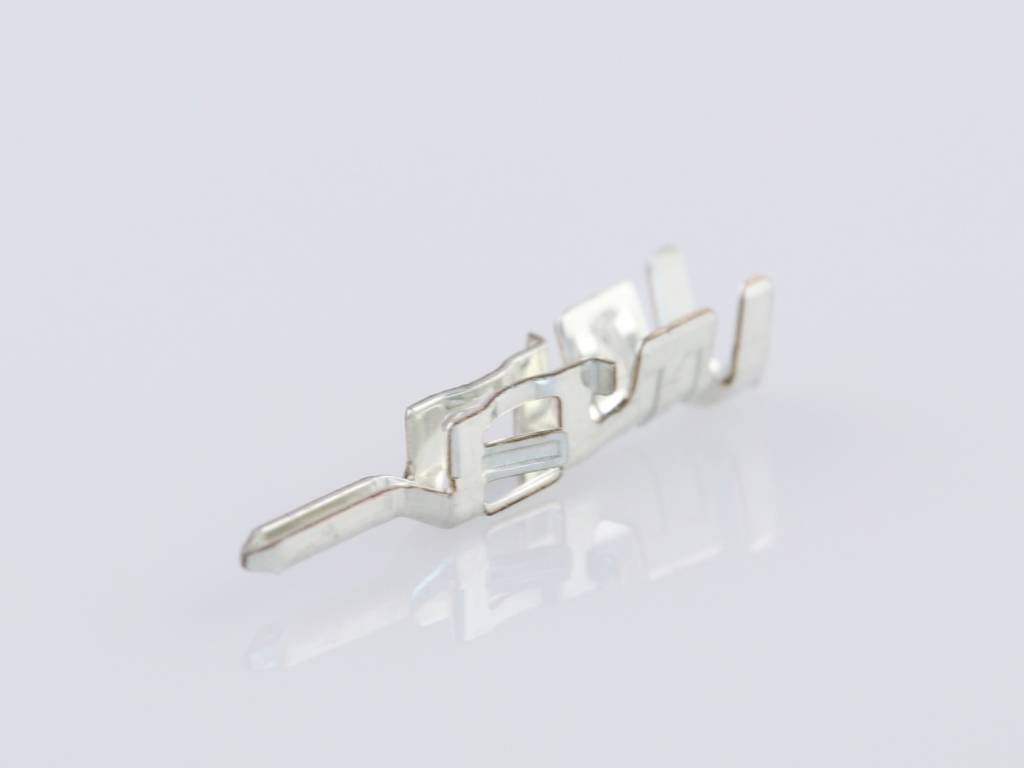 Connettore metallico su sfondo bianco.