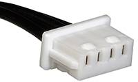 Spina bianca con quattro pin e cavo nero, tipica per connessioni elettroniche nei dispositivi.