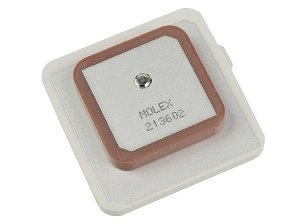 Un chip elettronico quadrato con la scritta 'MOLEX 213602' è posizionato su una cornice bianca.
