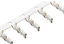 Contatti metallici su una striscia di plastica a intervalli regolari, tipicamente utilizzati per connessioni elettriche.
