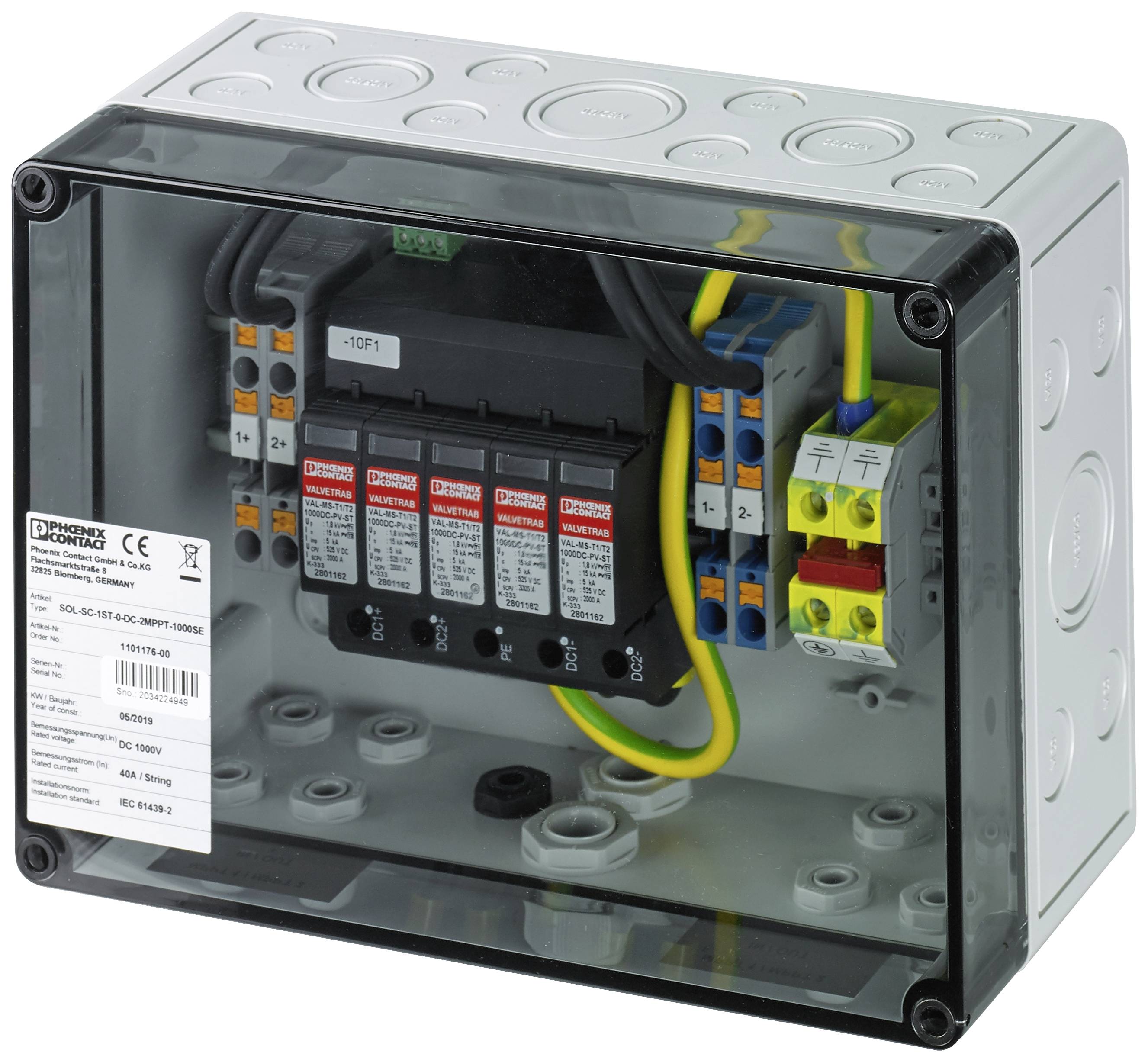 Un quadro elettrico con diversi fusibili e connessioni di cavi. Sul lato sinistro un'etichetta con dettagli tecnici.