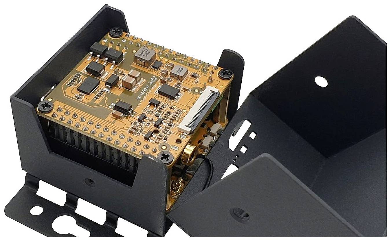 Scheda elettronica con circuiti integrati in un alloggiamento nero aperto.
