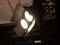 Un proiettore professionale con due lampade illuminanti in una stanza buia, pronto a illuminare un palcoscenico o una scena.