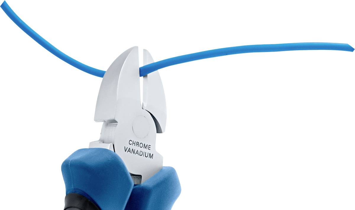 Mano che tiene una pinza crimpatrice intenta a tagliare un cavo blu. Testa della pinza in cromo-vanadio.