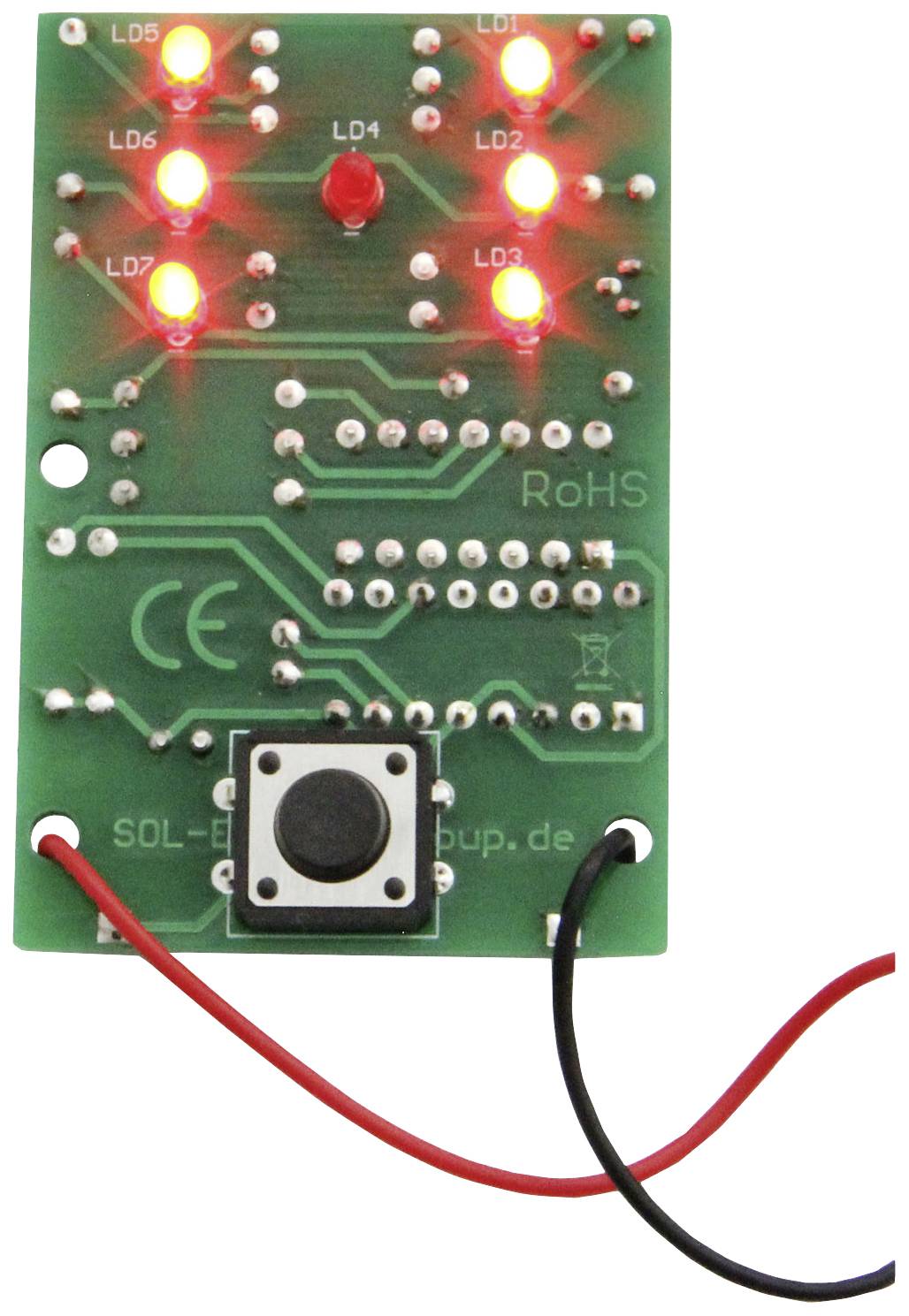 Una scheda verde con sei LED rosse illuminanti, un pulsante e due cavi sporgenti. Componente principale di un circuito elettronico.
