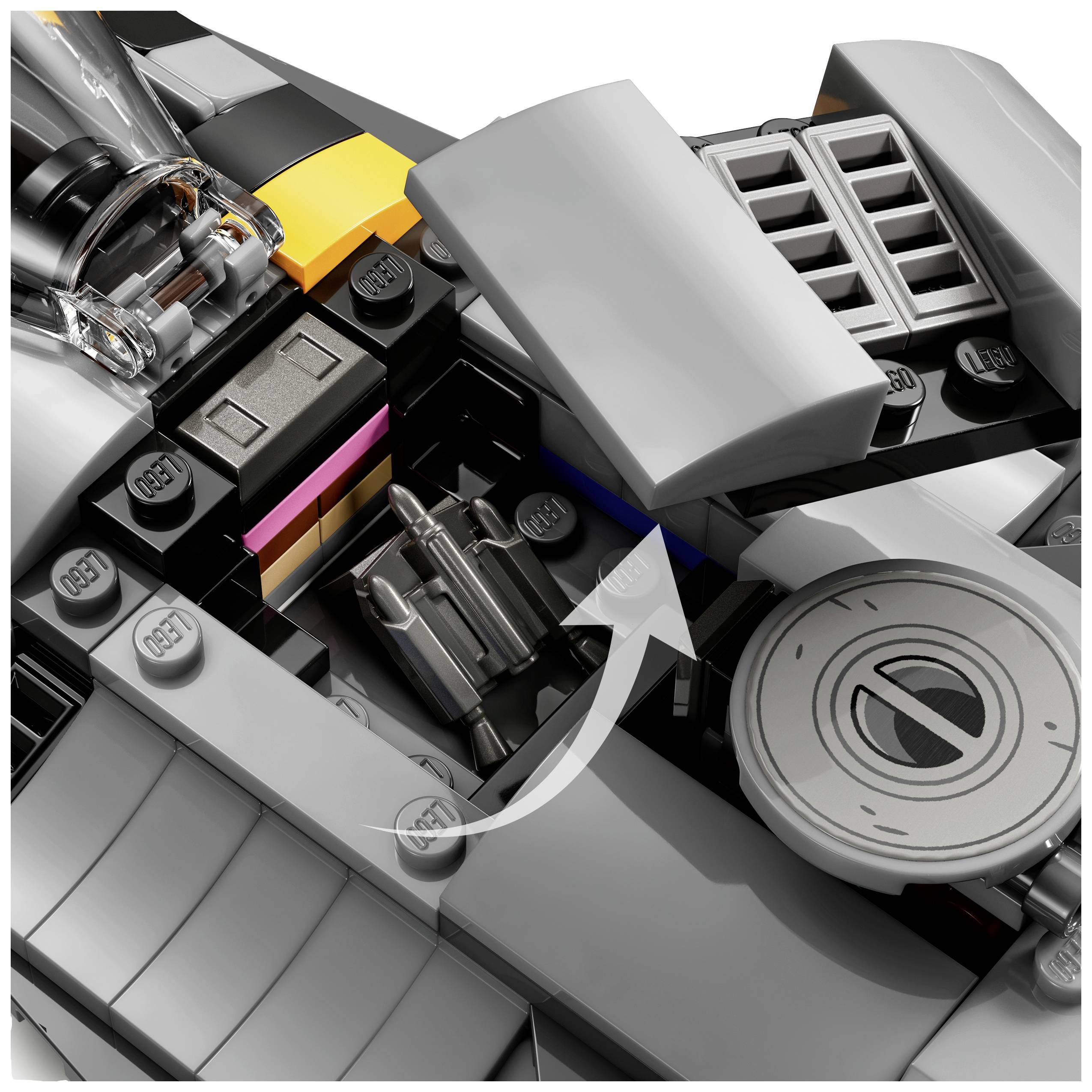 Un set di mattoncini LEGO offre una vista dettagliata di un motore di veicolo grigio con accenti colorati e parti mobili.