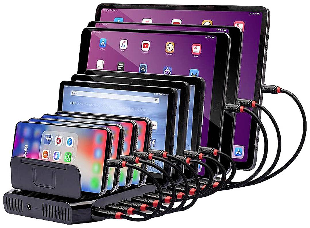 Vari tablet e smartphone sono disposti in modo inclinato in una stazione di ricarica e collegati tra loro con cavi corti.