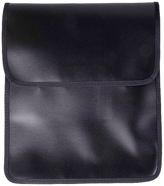 Borsa nera rettangolare con pattina, design essenziale, realizzata in materiale lucido.