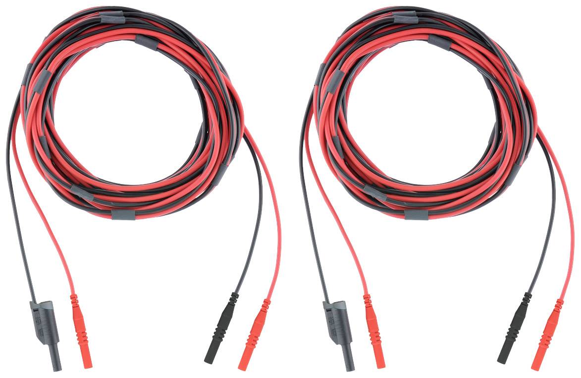 Due lunghi cavi audio rosso-neri con spine alle estremità, arrotolati uno accanto all'altro. Adatti per collegare dispositivi audio.