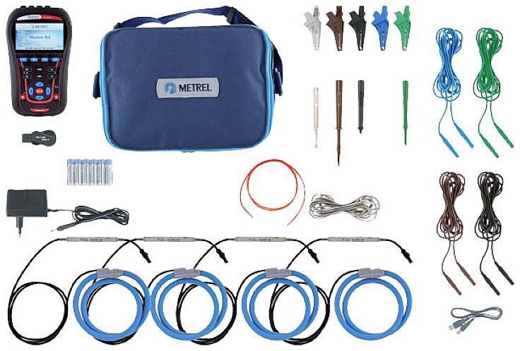 Un set composto da uno strumento di misurazione elettronico, diversi cavi e accessori, tra cui morsetti e un caricabatterie, contenuti in una borsa blu.