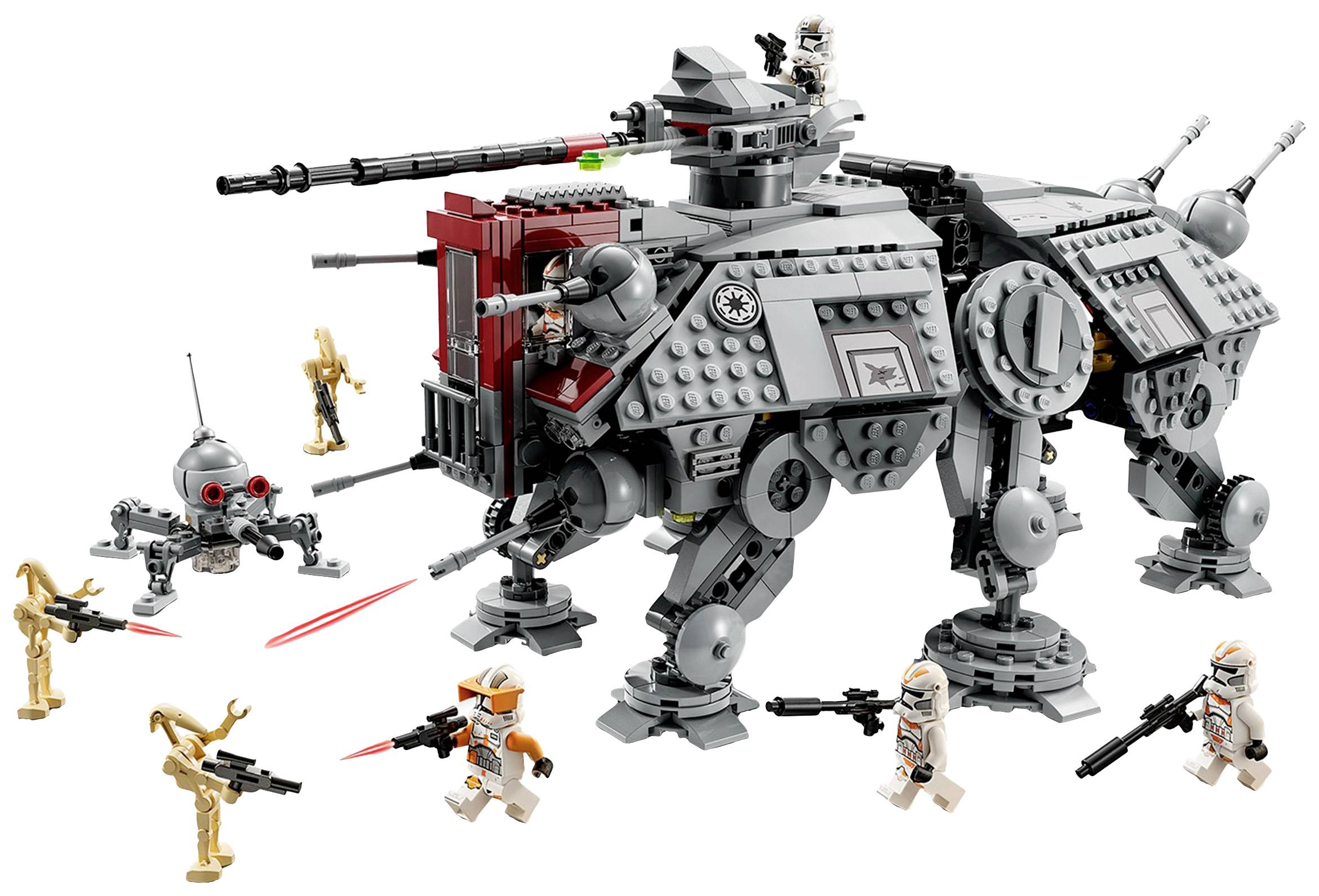 Scena di combattimento LEGO con veicolo corazzato, quattro soldati clone e droidi. Colpi laser vengono sparati. Ambientazione di fantascienza.