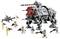 Un set LEGO raffigura un AT-TE Walker di Star Wars, circondato da minifigure di soldati cloni e droidi in uno scenario di combattimento.