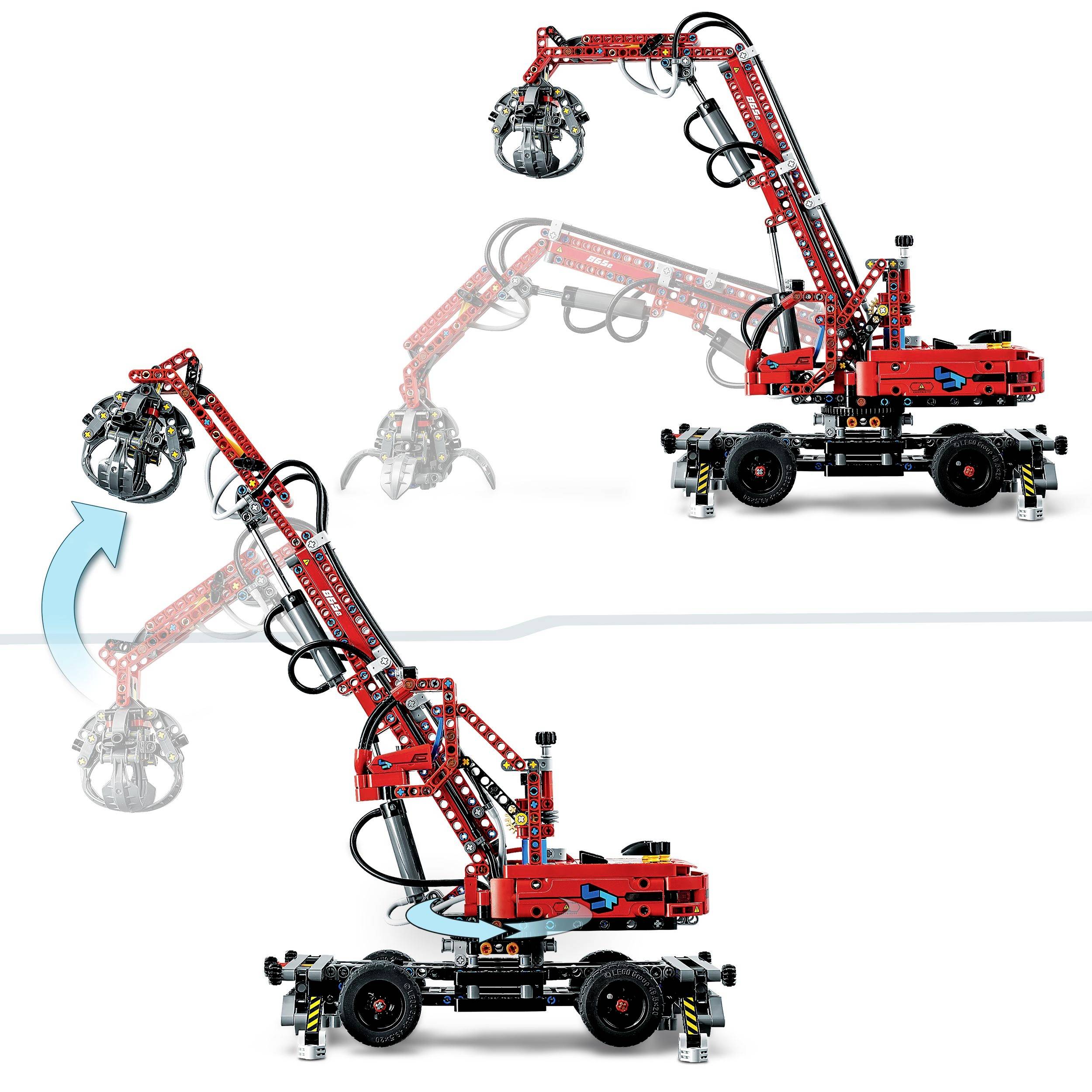 Un modello LEGO Technic rosso mostra un rimorchio gru con un braccio mobile che solleva un carico.